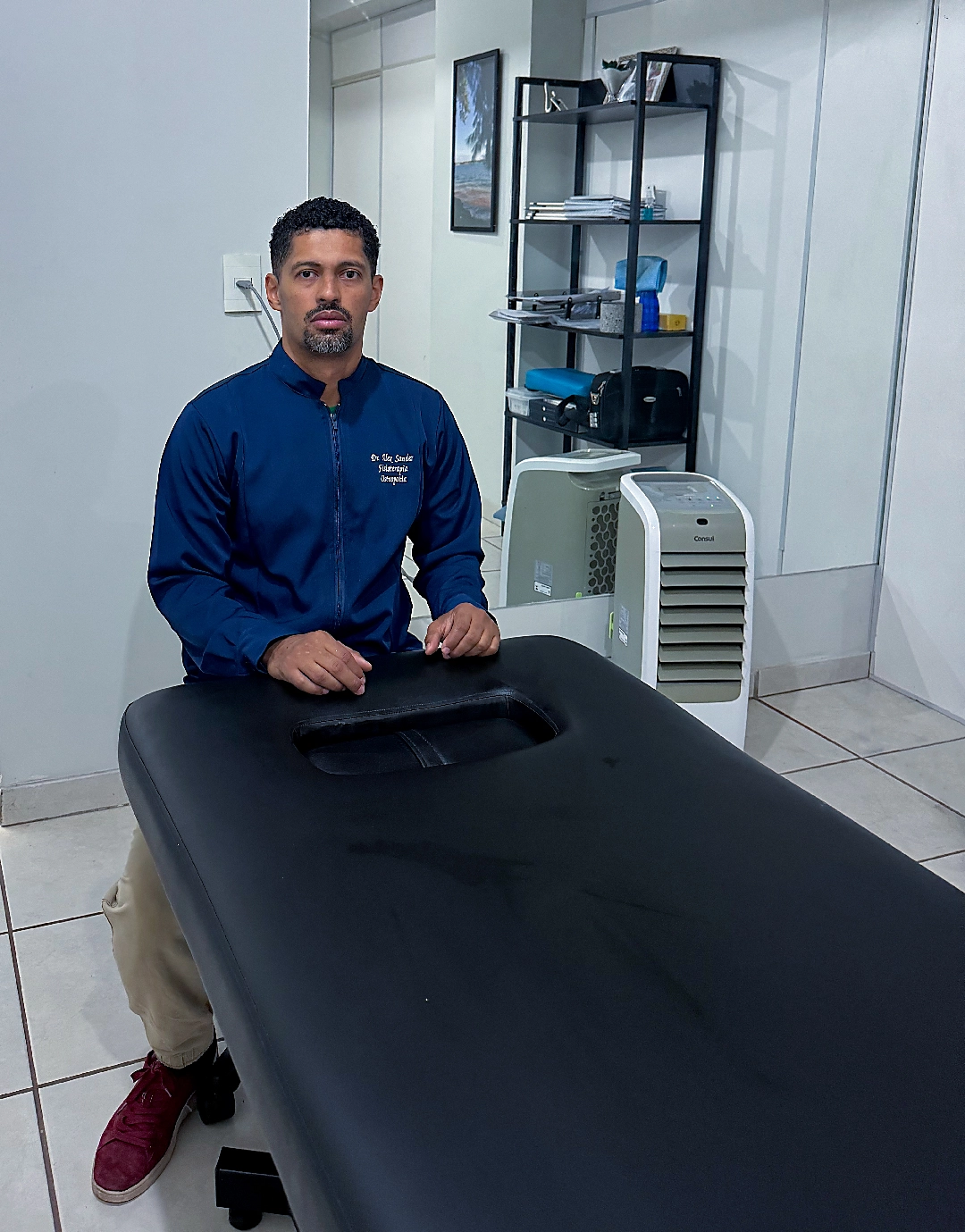 Dr. Alex Sander realizando tratamento